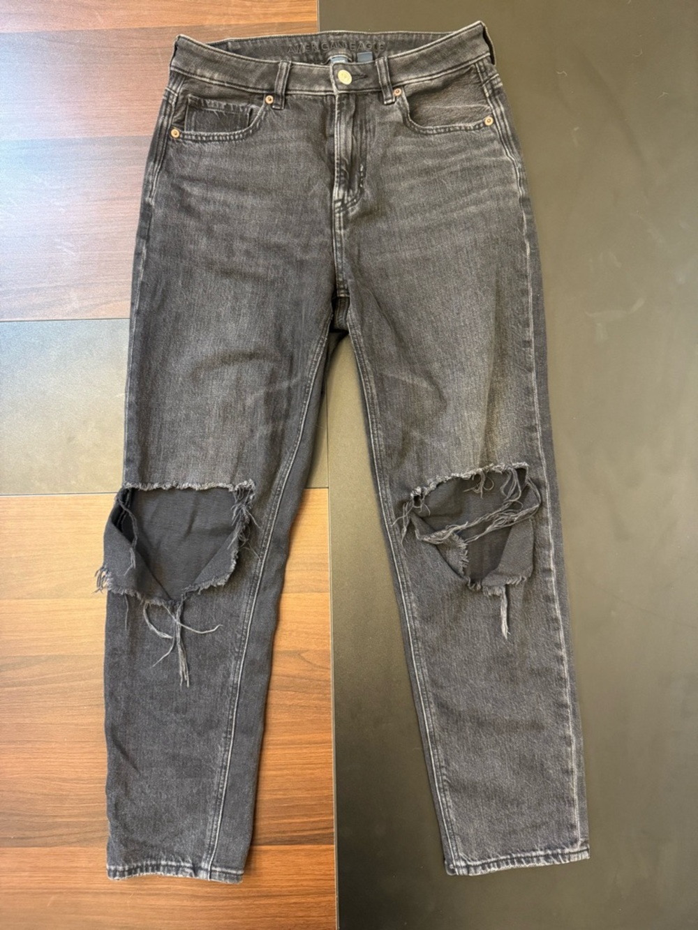 Womens Black Distressed Knee-Rip Jeans - American Eagle